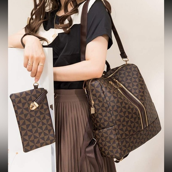 Large Capacity Backpack With Wristlet - Picture 4 of 10